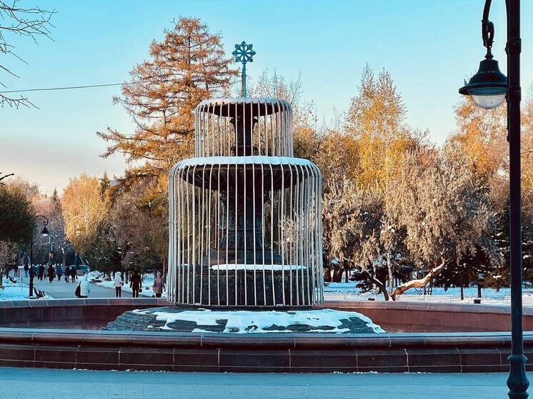 В Омске начали украшать фонтаны к Новому году: первый загорится 1 ноября