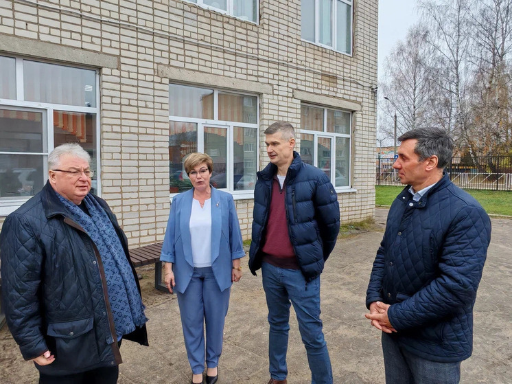 Партийный десант оценил результаты капремонта в Некрасовской школе
