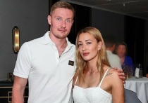 30-летняя российская теннисистка Яна Сизикова и ее муж, 31-летний российский баскетболист Михаил Кулагин провели семейную фотосессию в ожидании скорого пополнения. Будущая мамочка обнажила беременный живот и примерила красивые наряды.