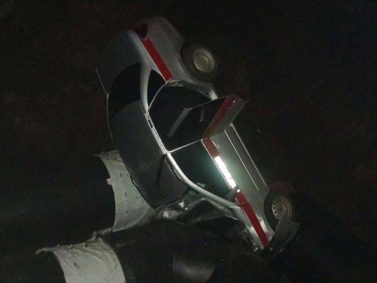 В Липецке автомобиль Росгвардии попал в яму с трубами