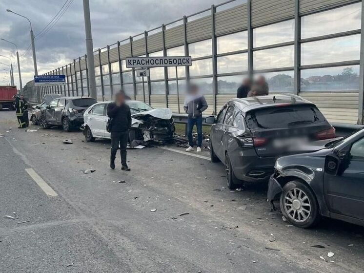 Массовая авария с участием 10 автомобилей заблокировала трассу в Волгоградской области