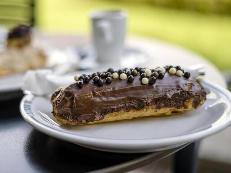 22 октября отмечают День эклера, День орехов и День заикающихся людей