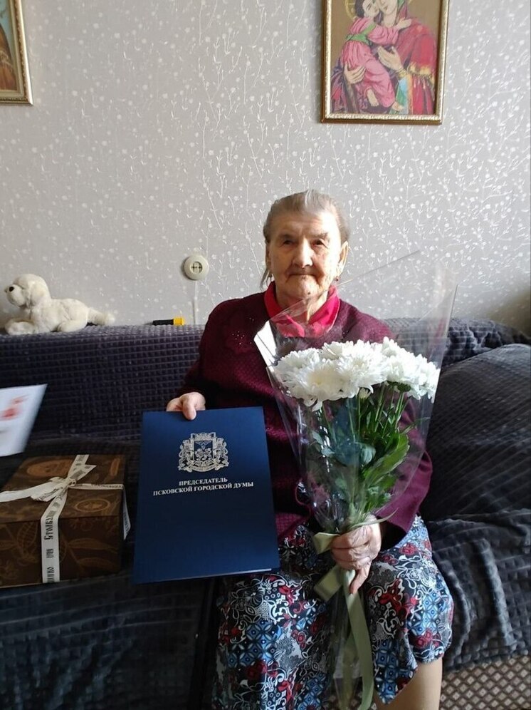 Депутат Псковской городской Думы поздравил с юбилеем узницу фашистских концлагерей