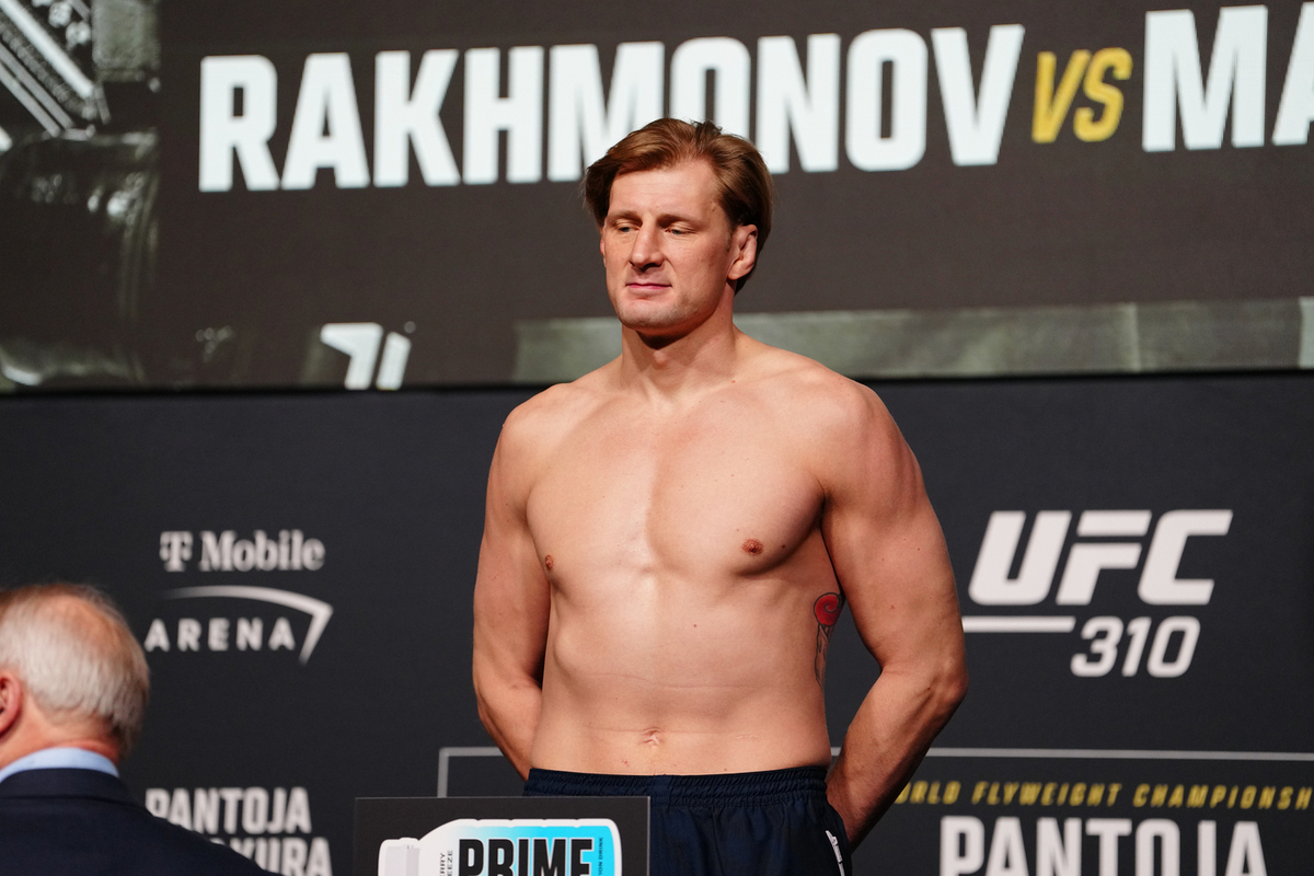 Британец признался, что российский боец на самом деле выше, чем указано в его резюме