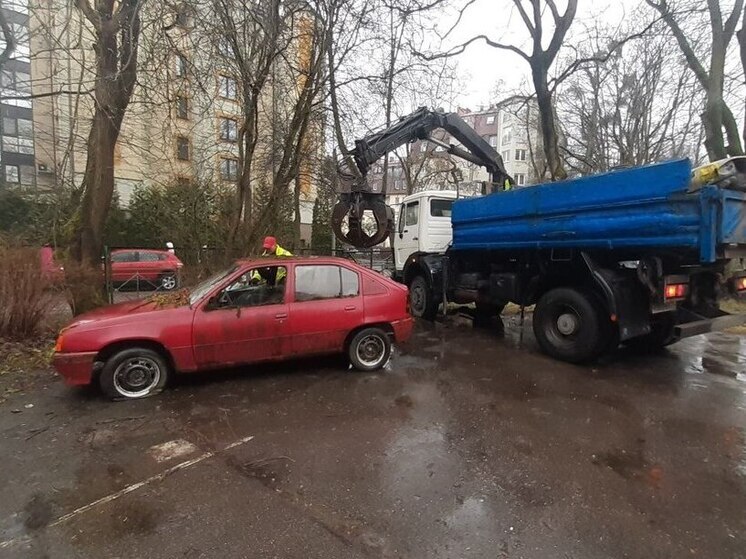 В Калининграде продолжили работу с брошенными машинами