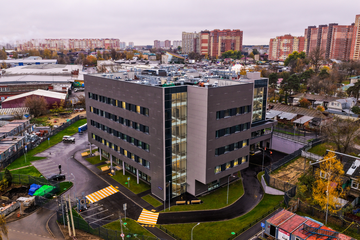 Андрей Воробьев проверил ход работ по строительству новой поликлиники в поселке Октябрьском