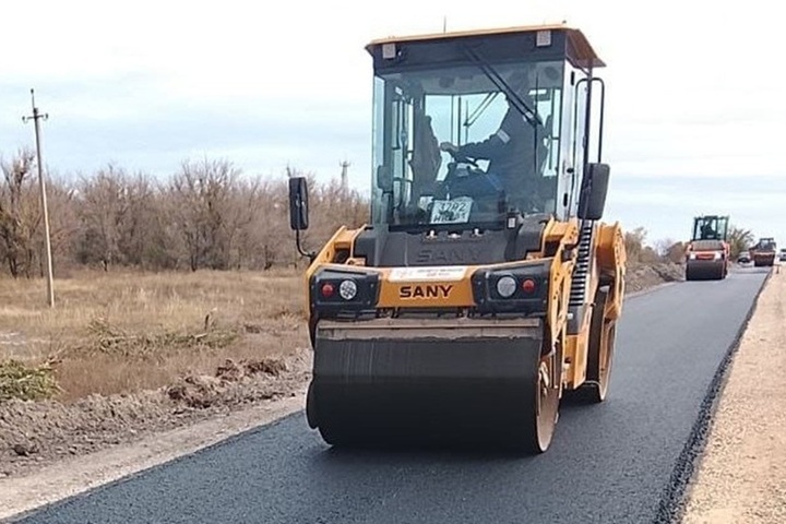 Дорожники Новосибирской области отремонтировали дорогу в ЛНР