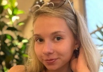 Выступающая в одиночном катании российская фигуристка Ксения Синицына поделилась видео с занятия по хореографии. 21-летняя спортсменка исполнила чувственный танец.