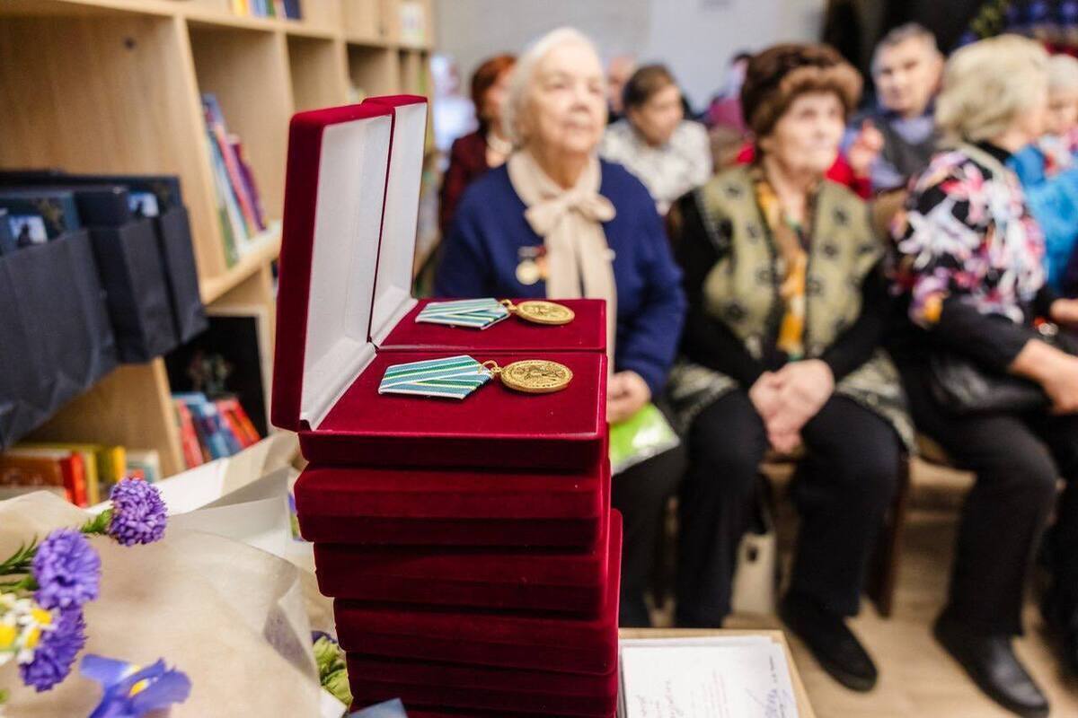 Иван Лебедев вручил медали жителям, чье детство пришлось на годы войны