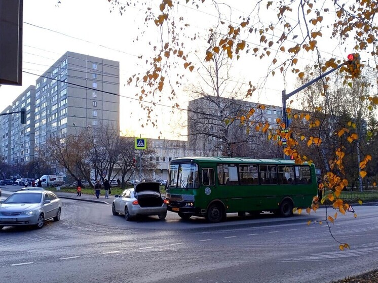 Пассажирский автобус врезался в «Ауди» в Екатеринбурге