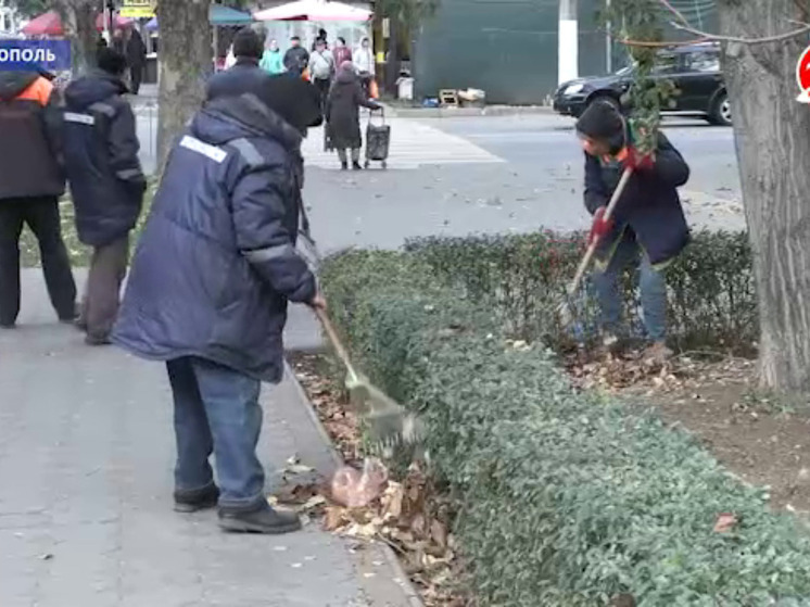 В Мелитополе активно продолжается осенняя кампания по наведению порядка в городских пространствах