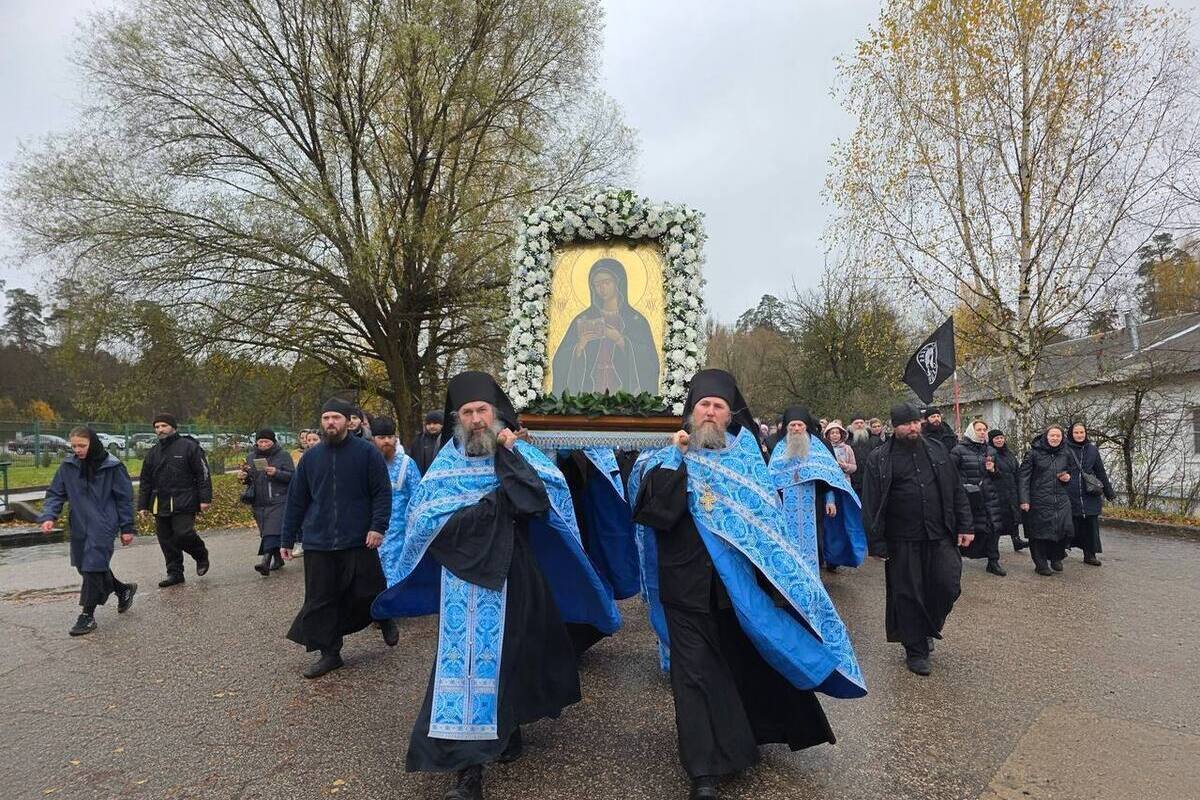 Икону с молитвенным пением пронесли через Козельск