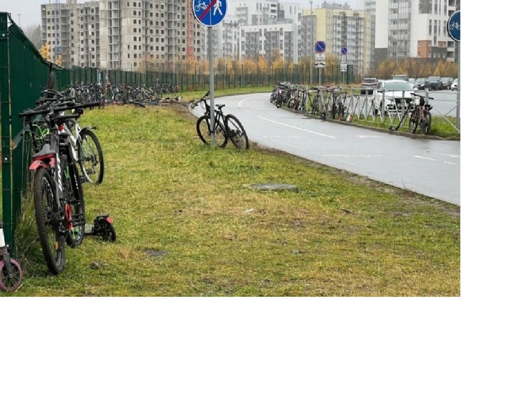 Велосипедный хаос возник у школы №55 в Петрозаводске. Неровная, вернись!