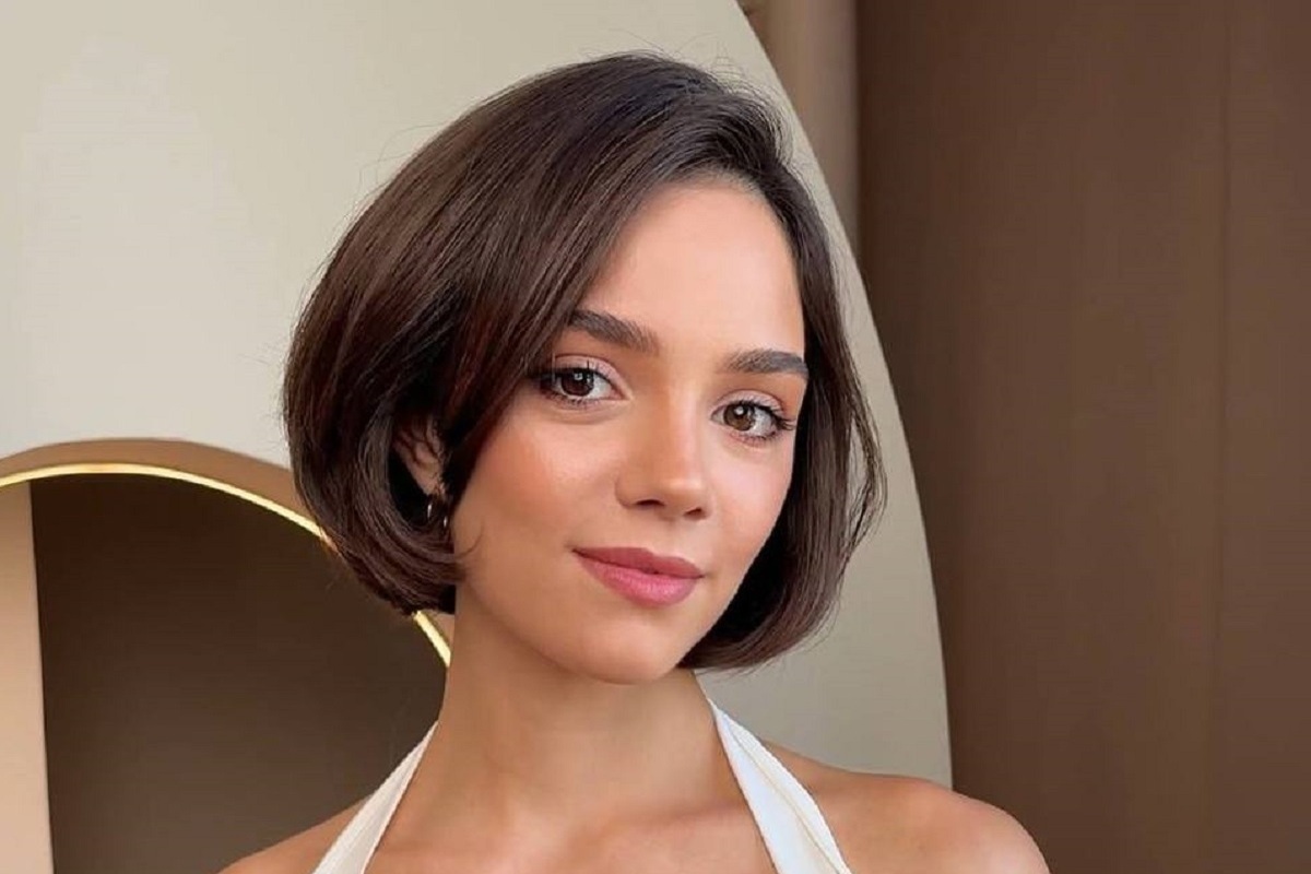 Фигуристка сфотографировалась в платье с низким декольте