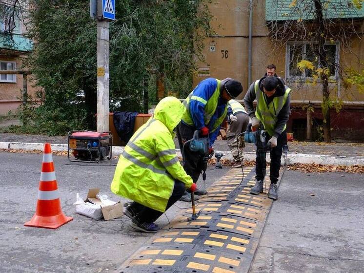 В Астрахани ведется благоустройство пешеходных переходов возле 12 образовательных учреждений