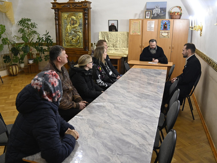 Митрополит Исидор провел огласительную беседу для готовящихся к Крещению в Смоленском Успенском соборе