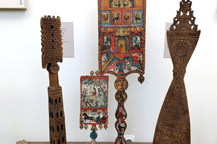 Gli studenti di Smolensk scoprono la storia e la cultura locale in un'esperienza interattiva al museo Ruskaâ starina