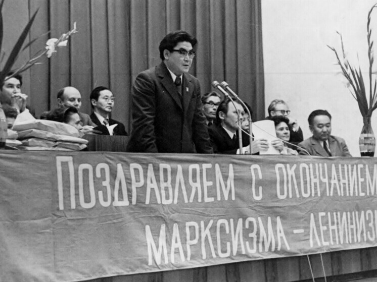 История о фронтовике, который не боялся спорить с системой, подарил нам театры, стадионы и душу современной Бурятии
В 2025 году исполняется 100 лет со дня рождения Семена Васильевича Ангапова — одного из видных государственных деятелей Бурятии