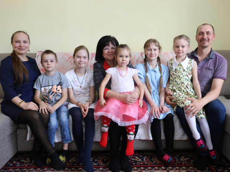 Многодетная семья в Забайкалье развивает свою пасеку с помощью господдержки