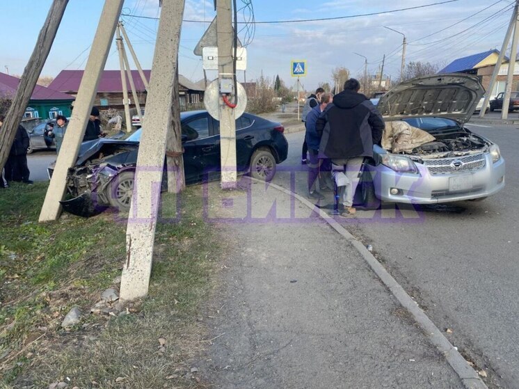 В Бийске медики госпитализировали женщину после ДТП с иномарками