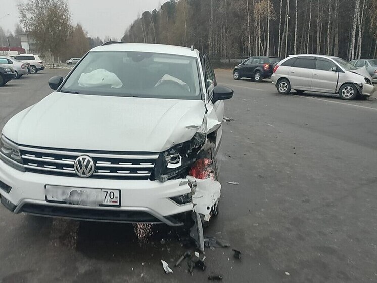 Два человека пострадали при лобовом столкновении авто в Стрежевом