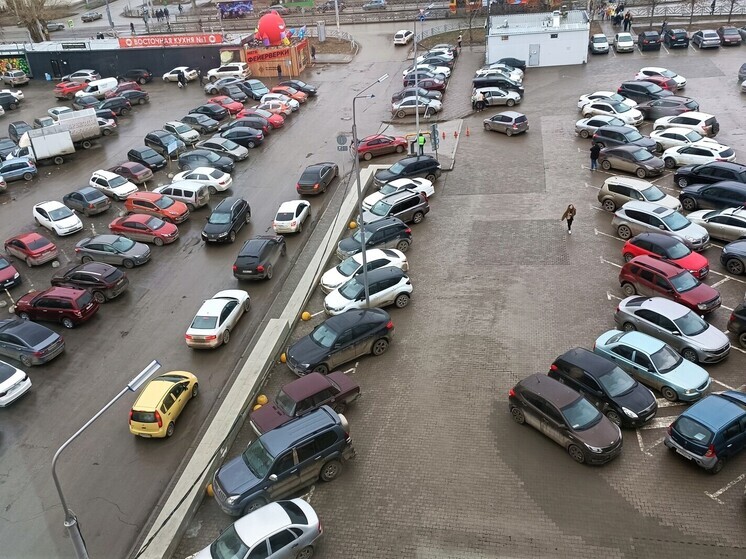 В Екатеринбурге в результате падения автомобиля в котлован погиб человек