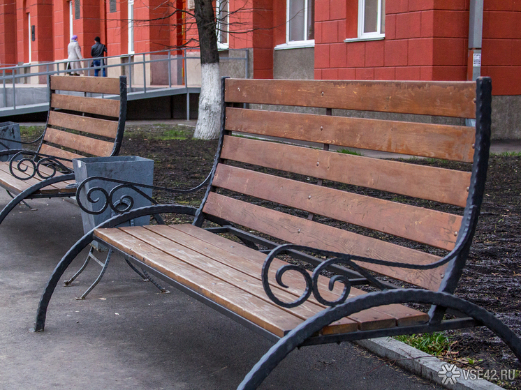 В Кировском районе Кемерова жители столкнулись с исчезновением скамеек и мусорных баков
