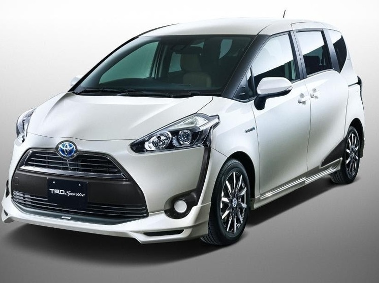 От 1,7 млн рублей: в РФ начались продажи семиместных компактвэнов Toyota Sienta
