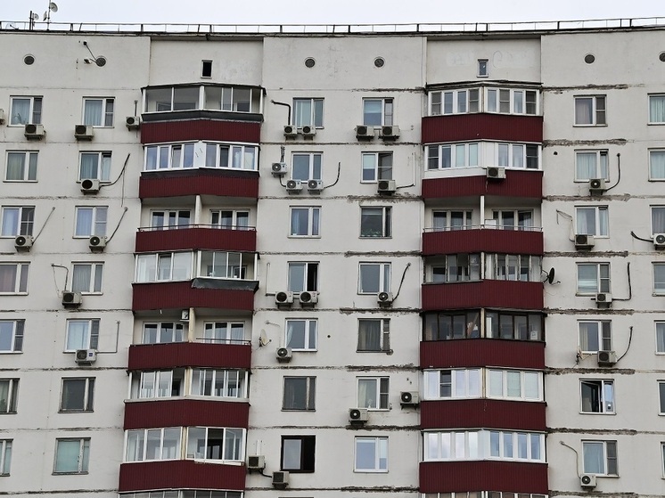 L'esperto Bondar: Gettare rifiuti sul balcone può comportare multe e persino responsabilità penali.