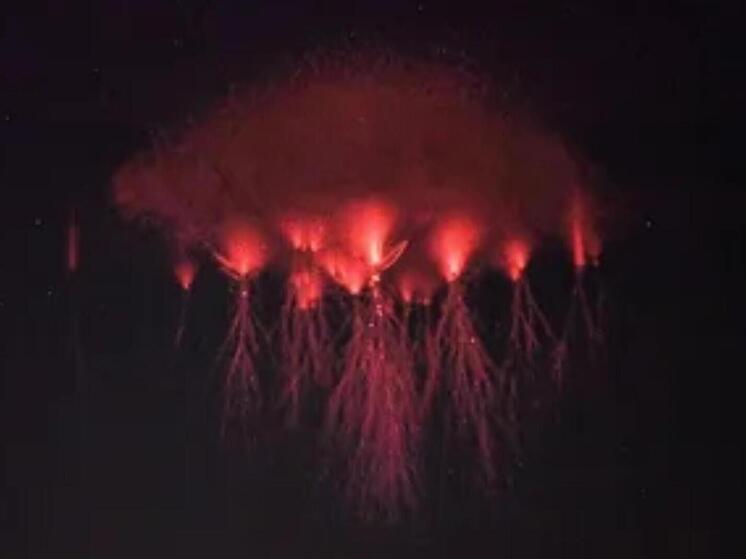 “Идеальное совпадение”: редкая красная молния запечатлена на фоне Млечного Пути