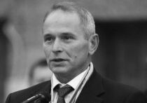 В субботу, 18 октября, на Богословском кладбище простились с заслуженным мастером спорта, трехкратным олимпийским чемпионом и семикратным чемпионом мира Александром Дитятиным. Ему было 68. Совсем недавно в телефонном разговоре с журналистом «МК в Питере» Дитятин вспоминал об Олимпиаде‑1980, на которой установил внесенное в Книгу рекордов Гиннесса достижение — завоевал медали во всех восьми дисциплинах спортивной гимнастики, три из которых были золотыми. 