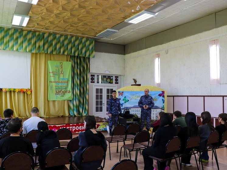 Сотрудники Росгвардии провели патриотическую акцию для воспитанников Люльпанского центра в Марий Эл