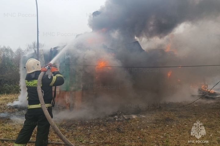В Орловской области случился пожар в жилом деревянном доме