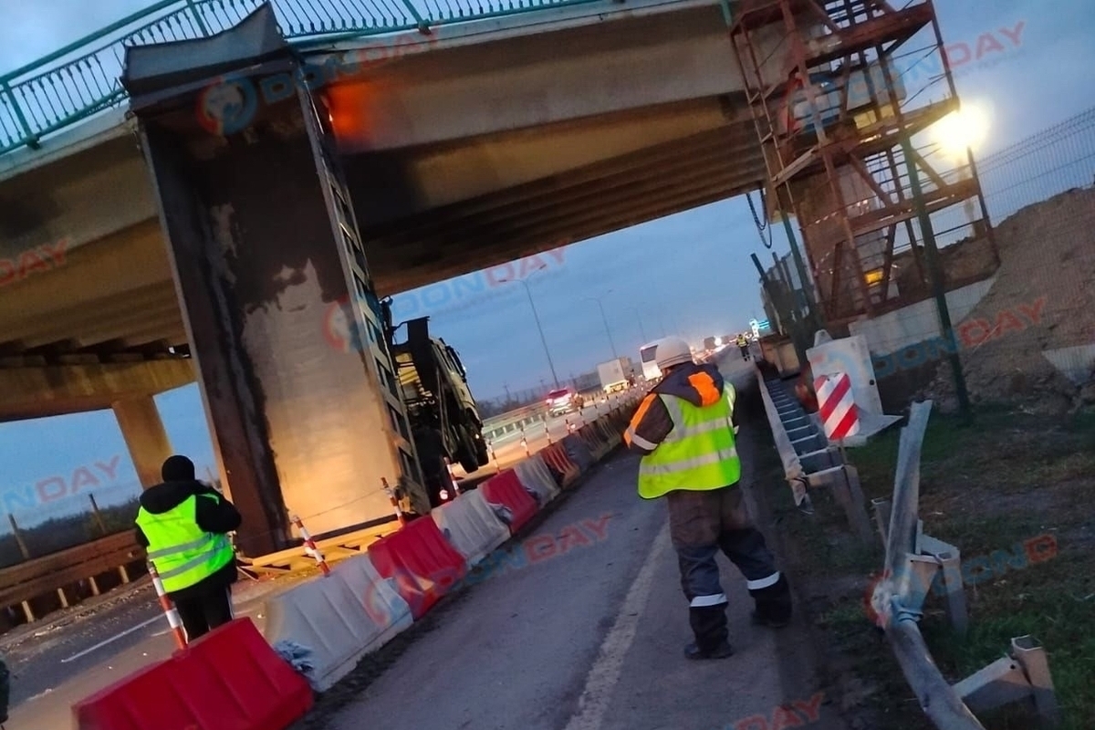 В Ростовской области грузовик открытым кузовом подпёр мост под на М-4 «Дон»