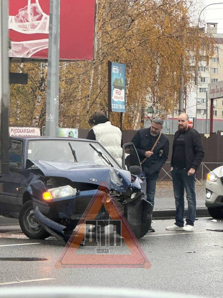Пензенский автомобиль врезался в столб после заноса на улице Измайлова