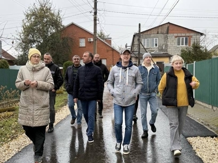 Антон Астафьев и Сергей Самарский осмотрели новую дорогу на улице Карьерной