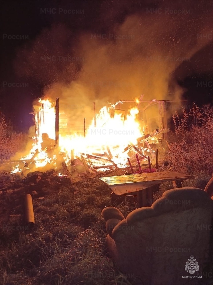 Пять пожарных тушили постройку в сухиничской деревне