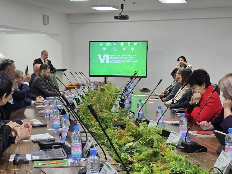 В Caspian University ученые и деятели культуры вместе решают вопросы будущего в настоящем