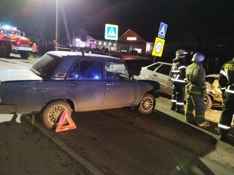 Водитель ВАЗа устроил массовую аварию и скончался по дороге в больницу в Воронежской области