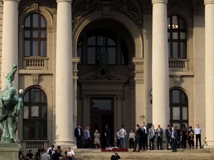 Пенсионер открыл стрельбу у здания парламента в Белграде