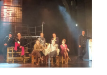 Режиссер советует не перечитывать пьесу Вампилова и не пересматривать одноимённый советский фильм по ней перед походом в театр на спектакль