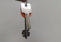 Продажа квартиры — процесс сам по себе напряженный, а наличие долгов по коммунальным платежам может превратить его в настоящую головную боль. Многие собственники опасаются, что найти покупателя на «проблемный» объект невозможно и сделка сорвется. Однако выход есть.