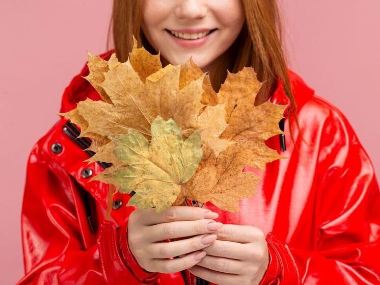 Листья — тоже деньги: российские кофейни решили взять осень "в дело"