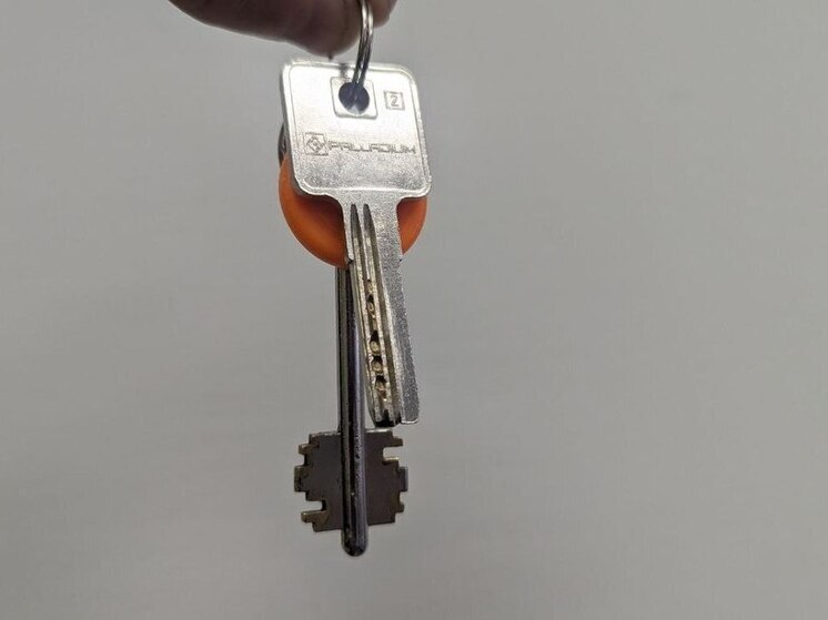 Продажа квартиры — процесс сам по себе напряженный, а наличие долгов по коммунальным платежам может превратить его в настоящую головную боль. Многие собственники опасаются, что найти покупателя на «проблемный» объект невозможно и сделка сорвется. Однако выход есть.