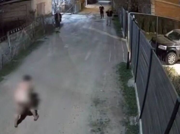 В Краснодарском крае голый пьяный мужчина бегал с тяпкой за жителями поселка