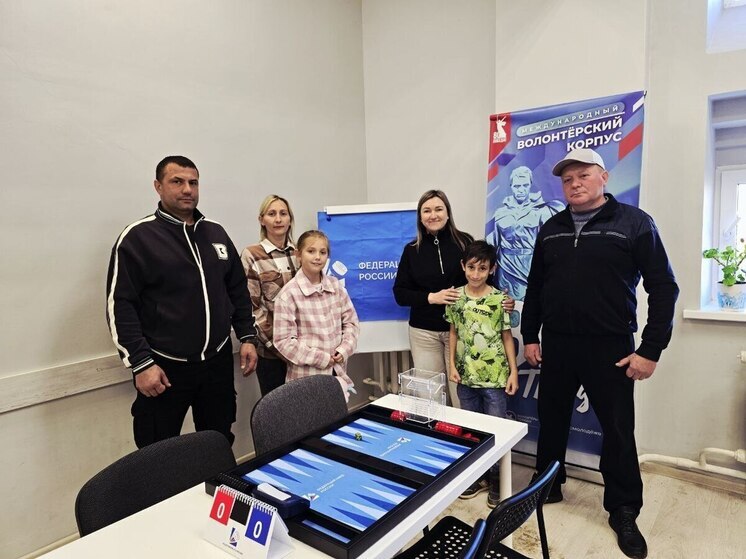 Ветераны СВО и социальные координаторы Пскова осваивают древнюю игру в нарды