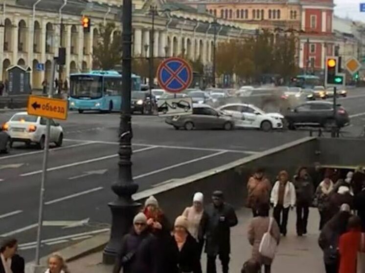 Восемь автомобилей разбились на перекрестке Невского и Садовой в Петербурге