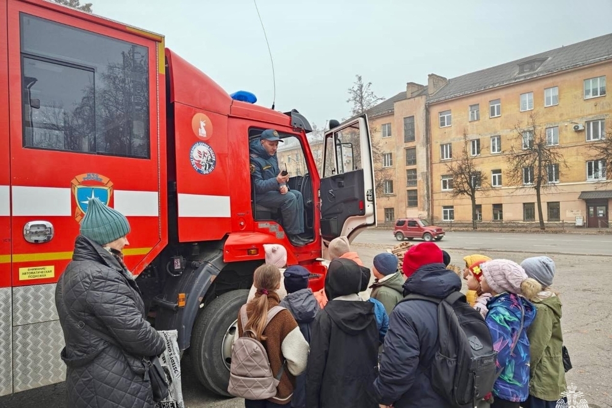 Школьники посетили великолукских пожарных