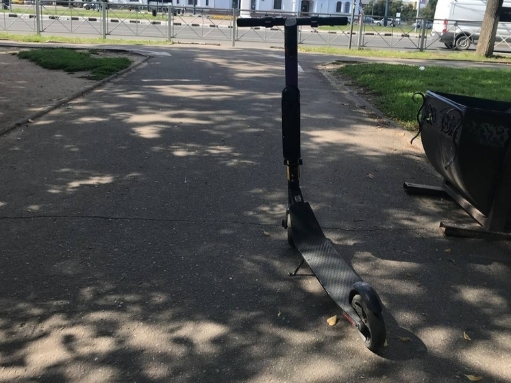 В Калининграде мужчина на самокате сбил пешехода на тротуаре