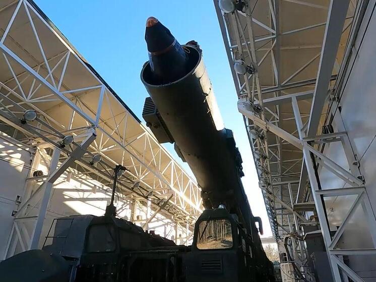Под руководством Верховного главнокомандующего Вооруженными силами Российской Федерации Владимира Путина проведена тренировка стратегических ядерных сил с привлечением их наземной, морской и авиационной составляющих, сообщили в Кремле